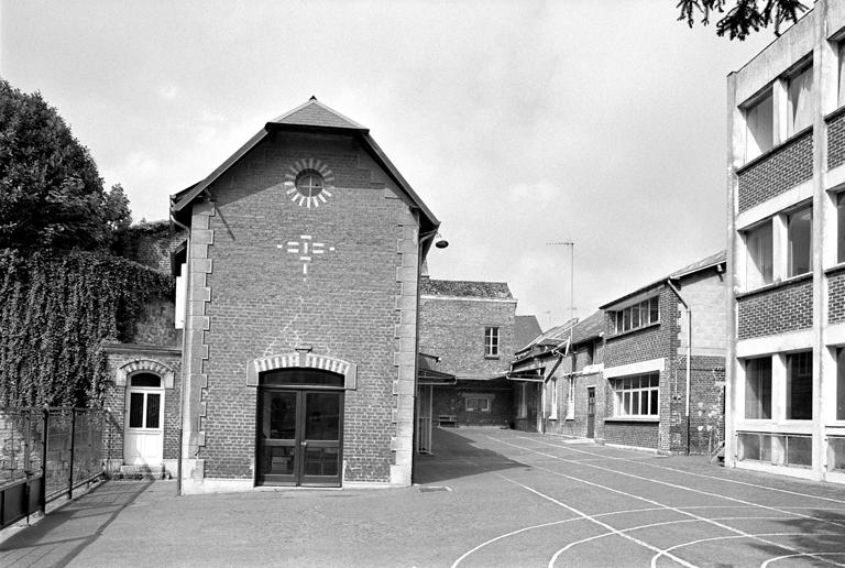 Vue de la cour.