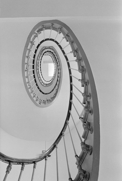 Vue intérieure en contre-plongée de l'escalier suspendu du bâtiment principal.
