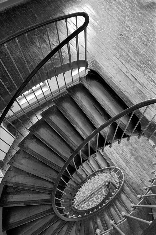 Vue intérieure en plongée de l'escalier suspendu du bâtiment principal.