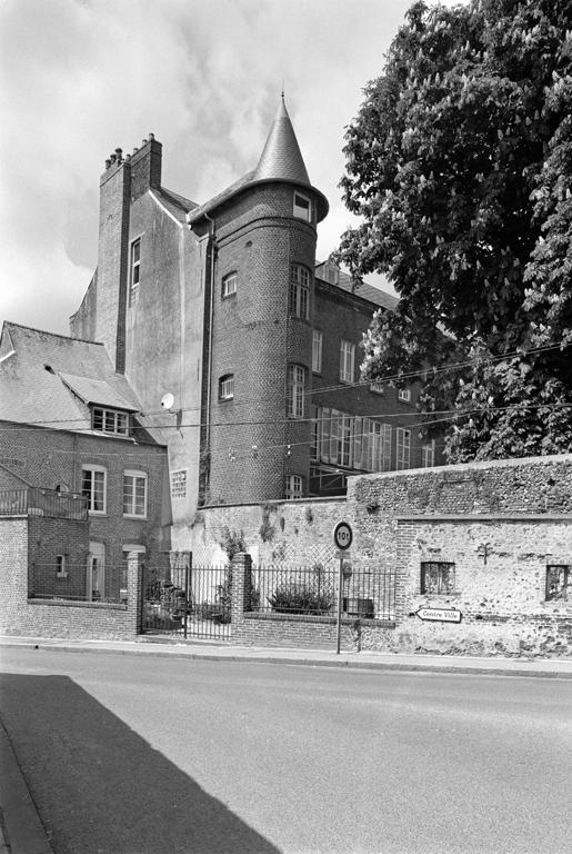 Vue de l'escalier hors-oeuvre, élevé sur la façade postérieure.