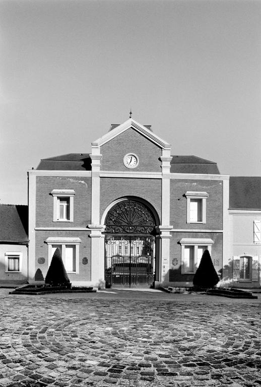 Vue de l'entrée de l'usine, depuis la place de l'hôtel-Dieu (après la transformations de 1989).