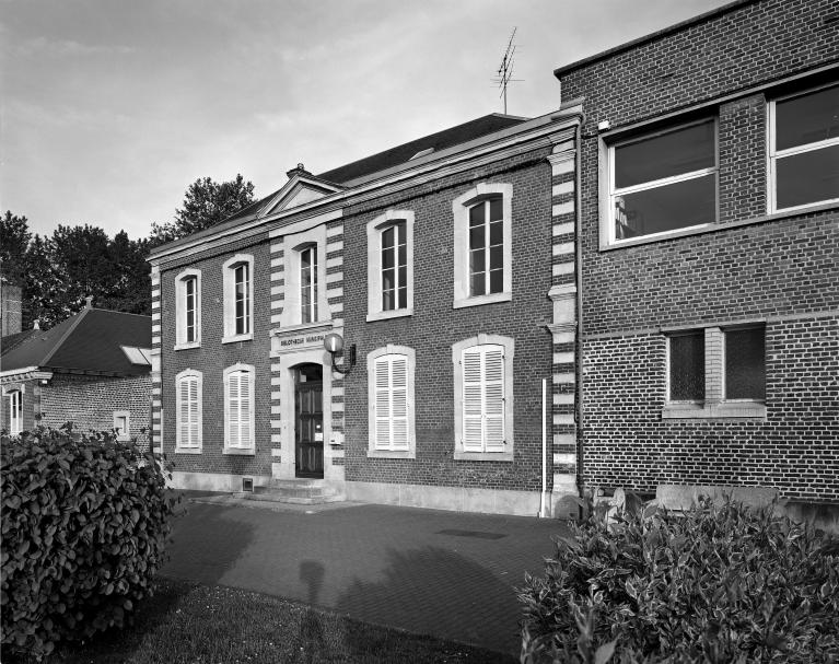 Vue du pavillon latéral construit pour l'école des filles, abritant aujourd'hui la bibliothèque municipale.