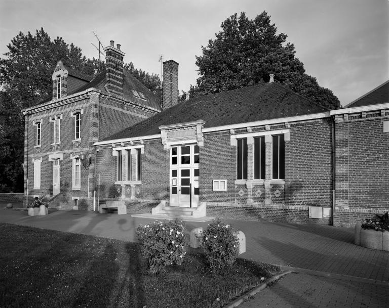 Vue du pavillon, qui est ajouté après 1886, par Achille Grebel, pour abriter l'école enfantine.