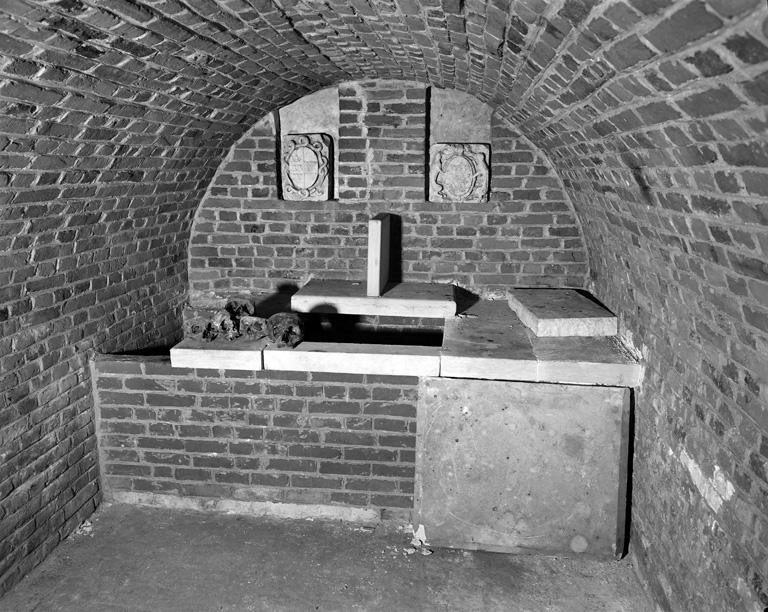 Vue d'ensemble de la crypte servant de caveau funéraire, avec les 2 bas-reliefs.