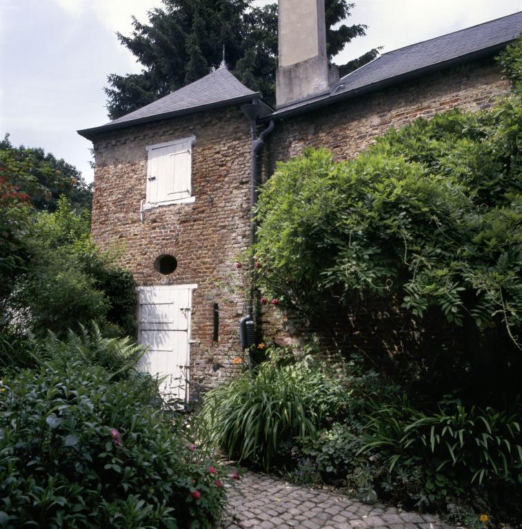 Vue de la petite écurie bâtie sur le côté droit de la cour.