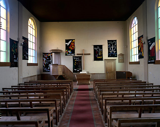 Vue, depuis l'entrée, de la nef et du choeur.
