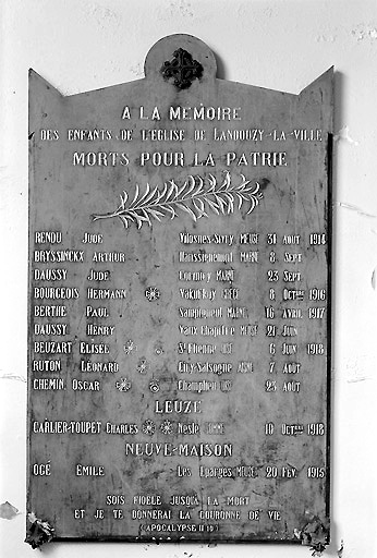 Vue de la plaque honorant les morts des communautés protestantes de Landouzy, Leuze et Neuve-Maison, pierre de Tournai, inaugurée le 28 novembre 1920.