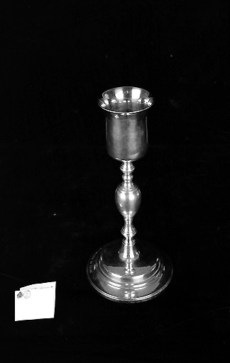 Vue de l'oeuvre, métal argenté, coupe argent, poinçon de l'orfèvre Jules Theilhader (?), portant sur le pied 'Eglise reformée de Lemé'.