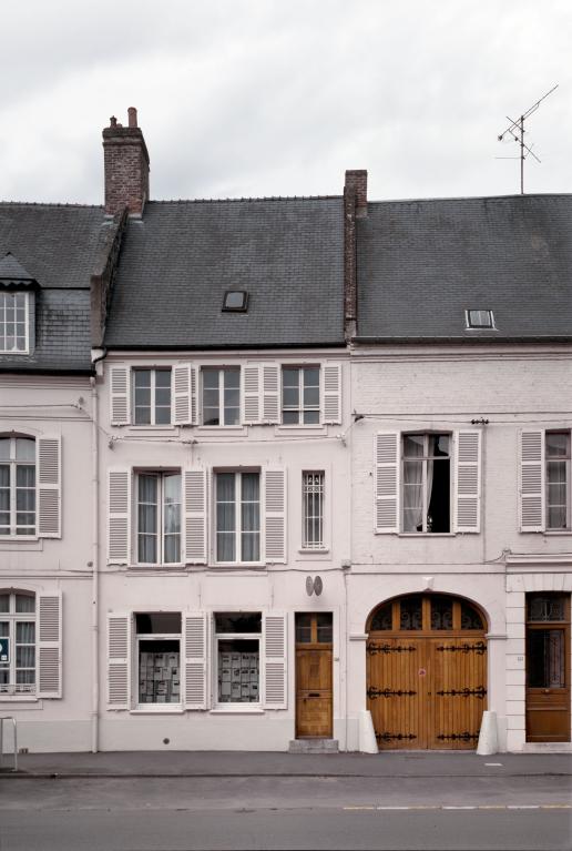 Vue de la façade sur rue de la maison annexe, entre le corps de logis principal et la porte cochère.
