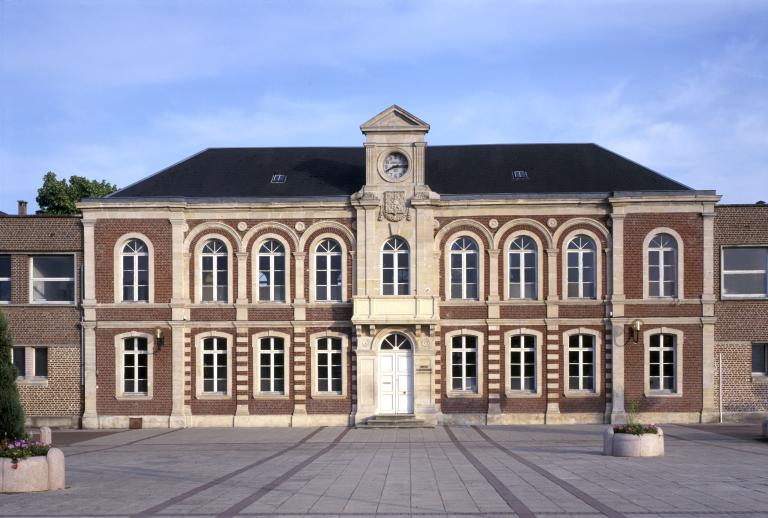 Vue du pavillon central, qui abritait à l'origine l'asile de vieillards, et héberge à présent l'inspection académique.