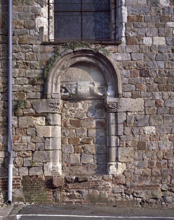 Vue de la porte romane et du linteau. ; Vue de la porte romane, et du linteau, armorié du 14e ou du 15e siècle.