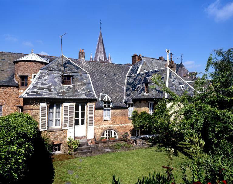 Vue des élévations depuis le jardin.