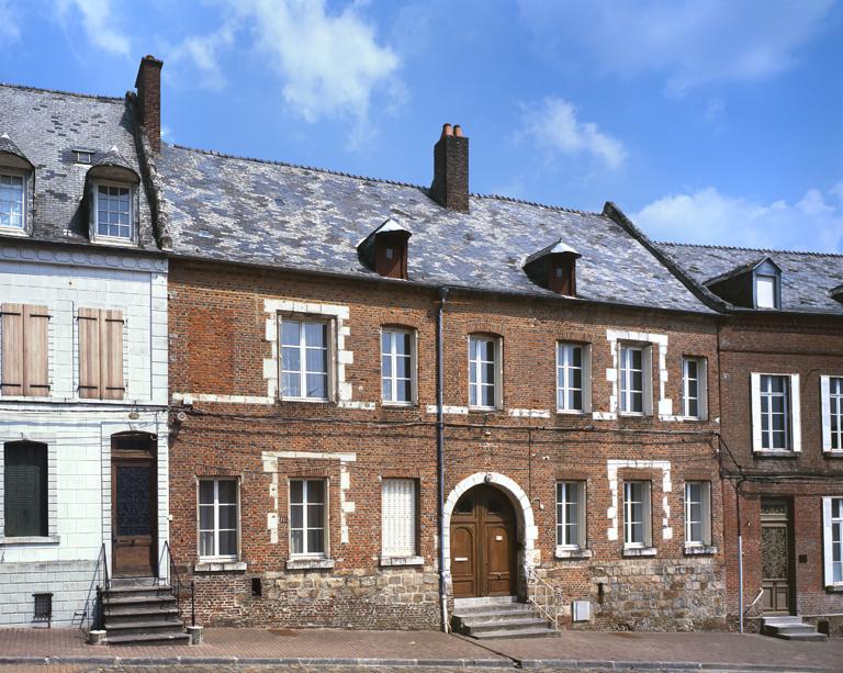 Vue de la façade, depuis la rue de l'église.