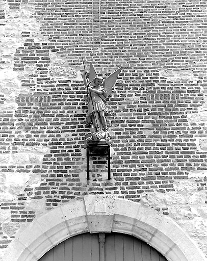 Statue (petite nature) : Saint Michel terrassant le démon