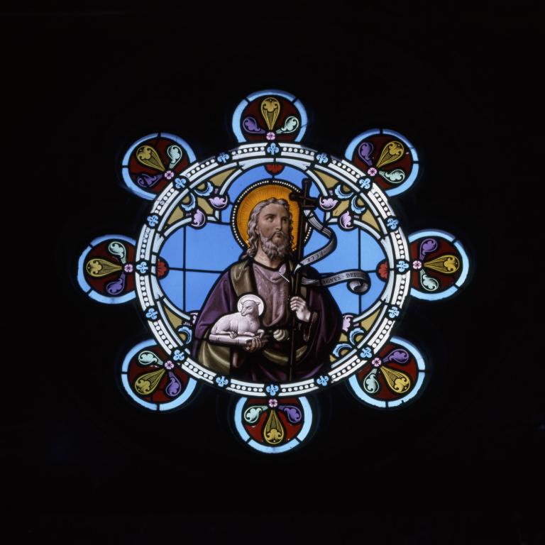 Vue de la verrière axiale représentant "l'Agnus Dei".