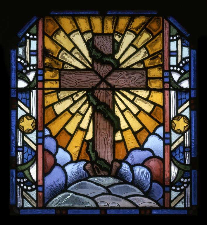 Vue de la verrière axiale de la chapelle, signée C. Roland, Aulnoye, Nord, et représentant la Croix au sommet du Golgotha.