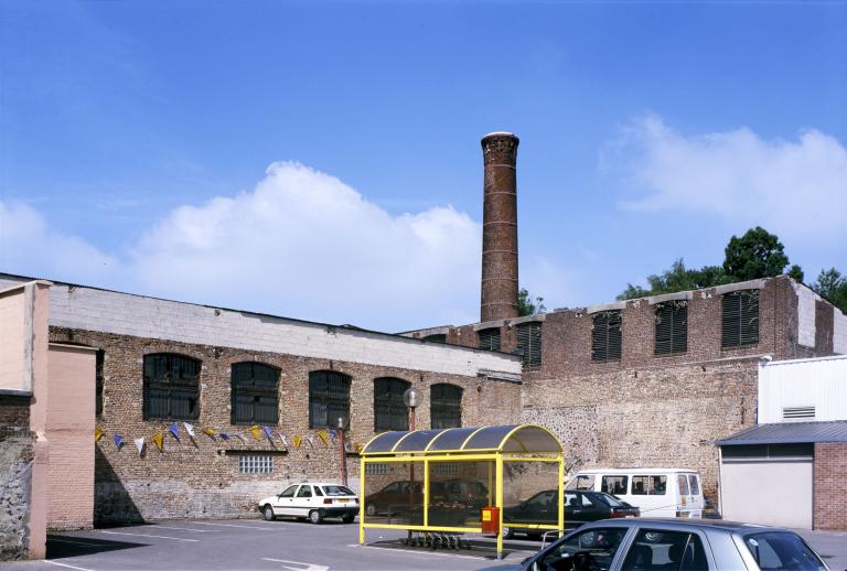 Vue depuis des bâtiments subsistants de l'ancienne tannerie, aujourd'hui annexés en partie par un centre commercial et son parc de stationnement.