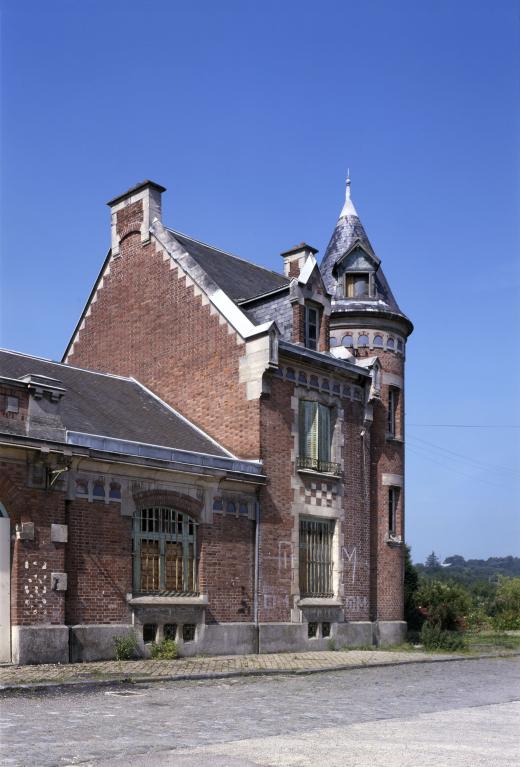 Détail du pavillon d'angle de la façade sur la place.