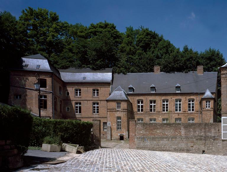 Vue générale de la cour et de la façade, depuis la rue.