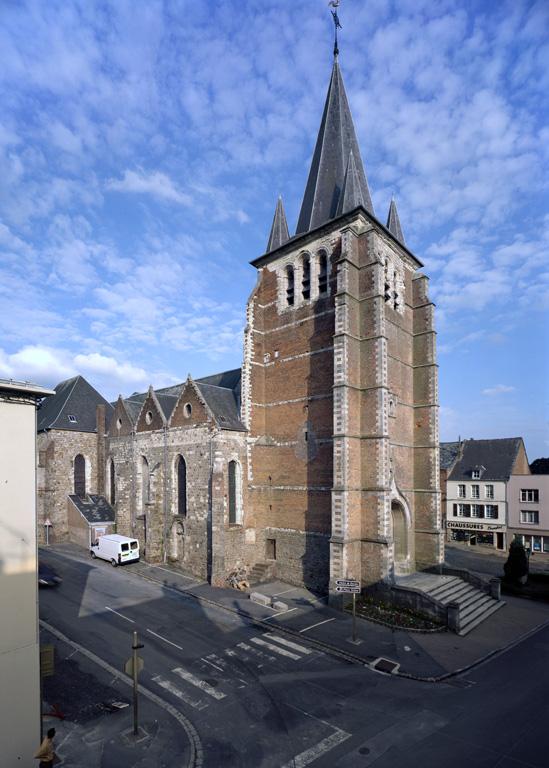 Vue du clocher-porche et de l'élévation nord.