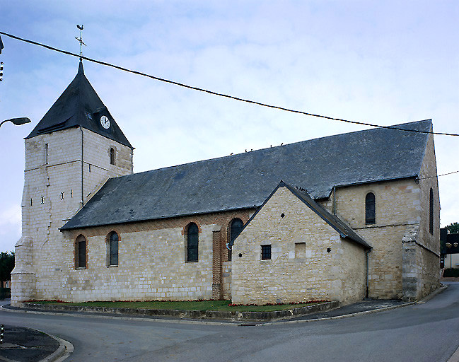 Vue de l'élévation sud de l'église avec la sacristie attenante.