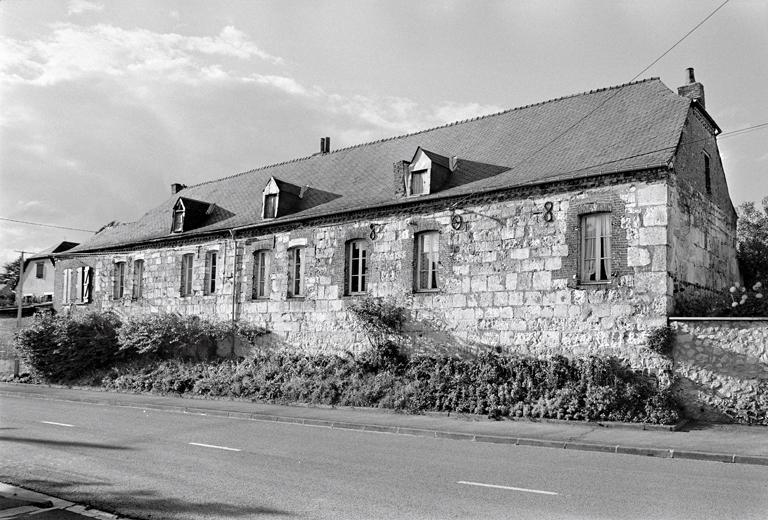 Vue de la façade sur rue.
