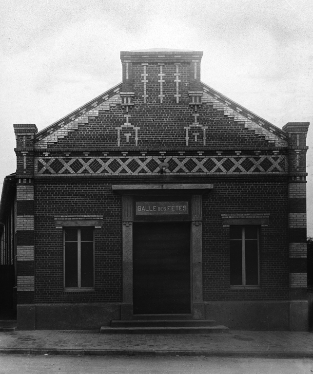 Façade sur rue de la salle des fêtes, photographie Charles Jamin architecte, [s.d.] (coll. part.). 