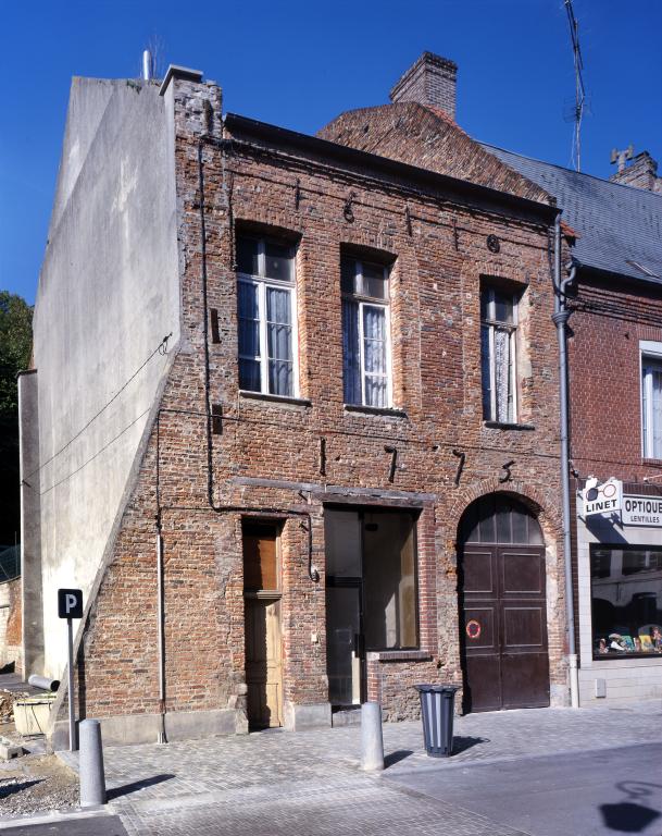 Vue de la façade sur rue.