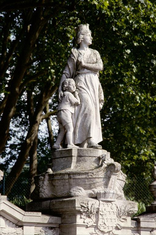 Vue de trois-quarts du groupe qui surmonte le monument.