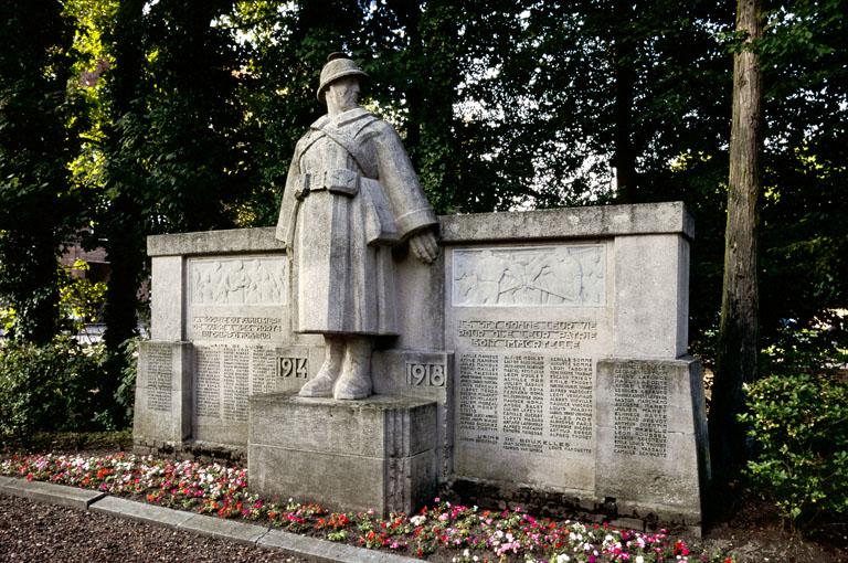 Vue de trois-quarts du monument, édifié en mémoire des morts de la guerre de 1914-1918 par les sculpteurs Jan et Joël Martel, inauguré le 17 septembre 1922 (pierre de Lorraine, reliefs en marbre)