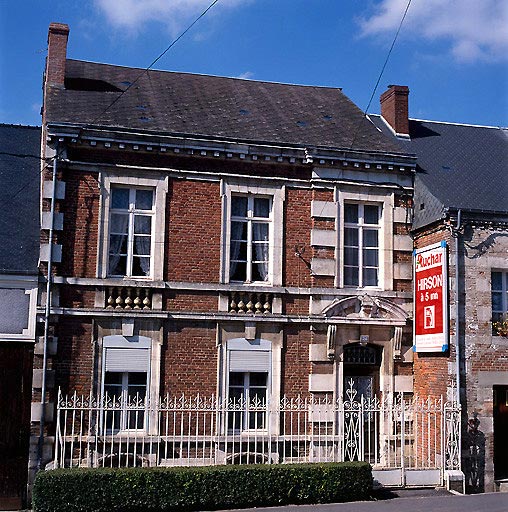 Vue du presbytère, 4e quart 19e siècle, style inspiré principalement de la Renaissance, brique, appareillage décoratif en pierre de taille.