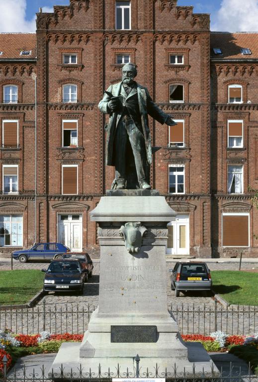 Vue frontale du monument.