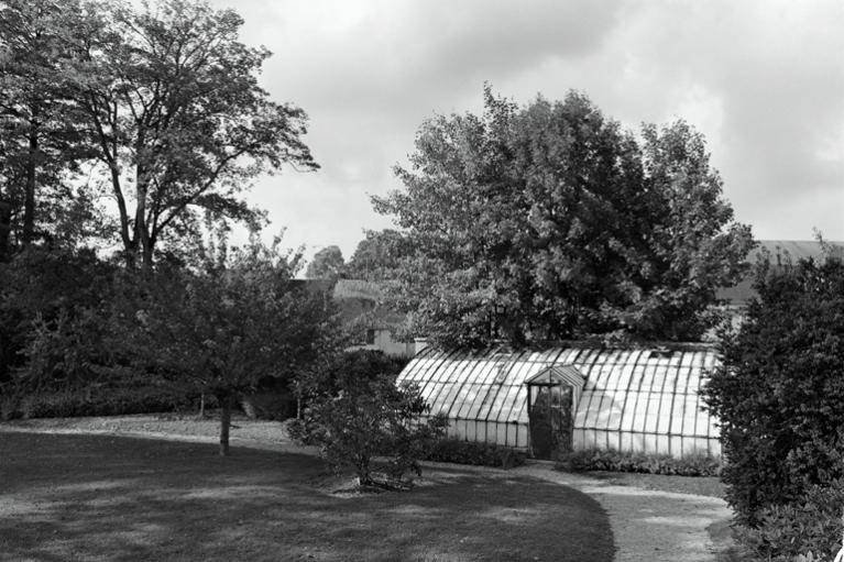 Vue d'ensemble du parc de la maison patronale.