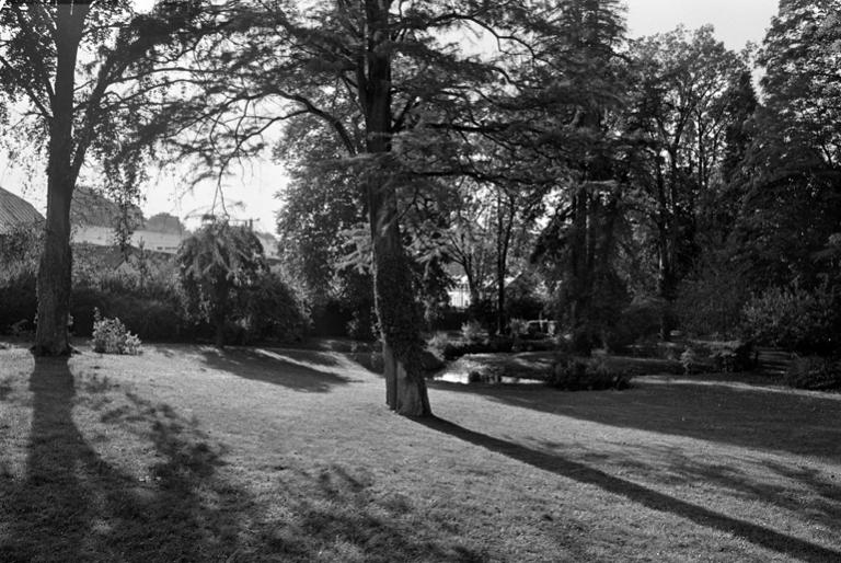 Vue d'ensemble du parc de la maison patronale.