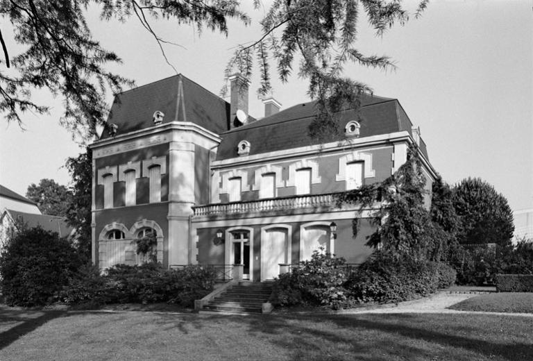 Vue de la maison patronale depuis le parc.