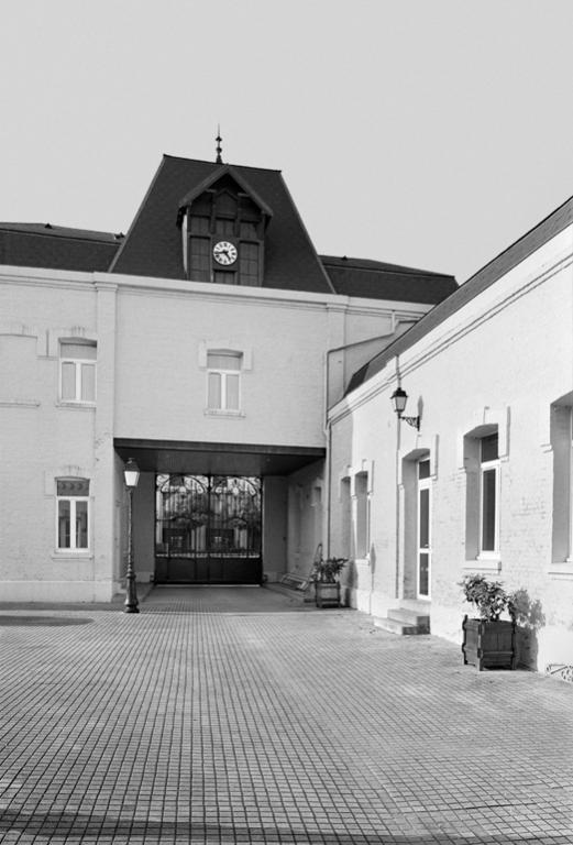 Vue d'ensemble du porche d'entrée de la maison patronale.