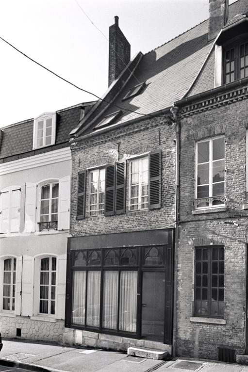 Vue de trois-quarts de cette maison.