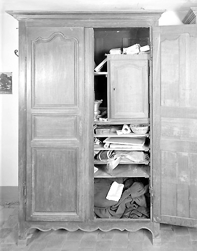 Vue de l'intérieur de l'armoire, avec le tabernacle en chêne, taillé et mouluré, style Louis XV.