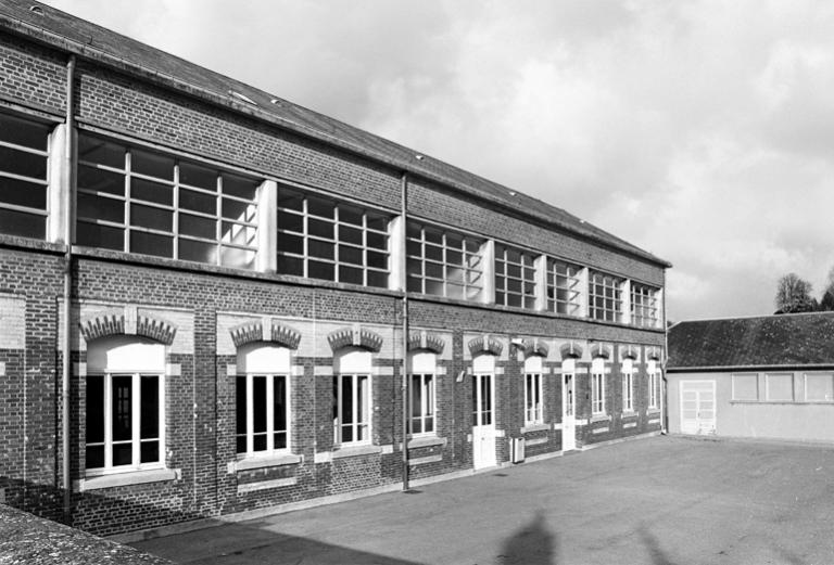 Vue de la façade sur cour du bâtiment des classes (surélevé d'un niveau en 1951).