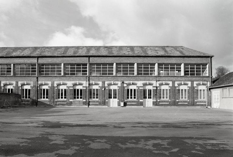 Vue de face de la façade sur cour du bâtiment des classes.