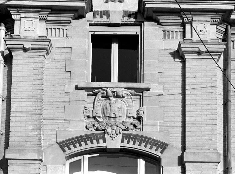 Détail du cartouche aux armes de Vervins, situé sur la façade latérale.