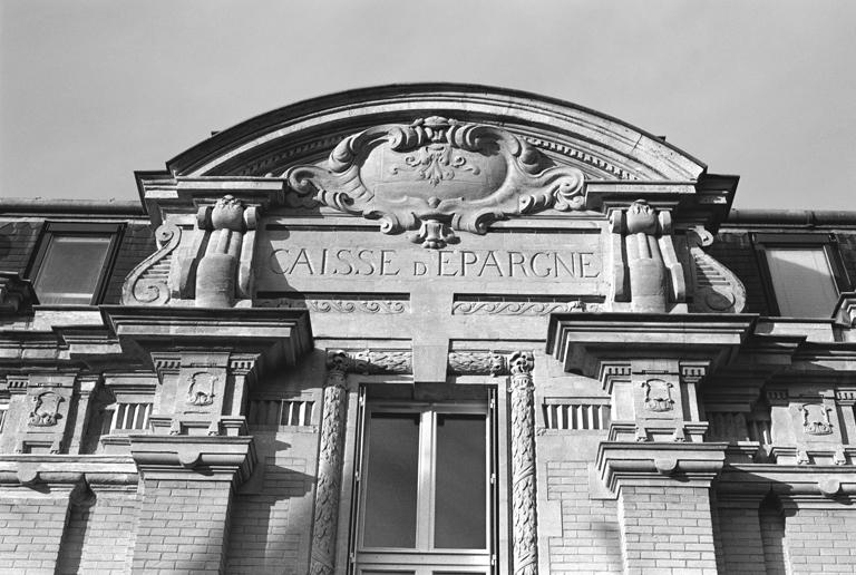 Détail du fronton cintré.