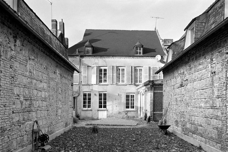 Vue de la façade sur cour du logis.