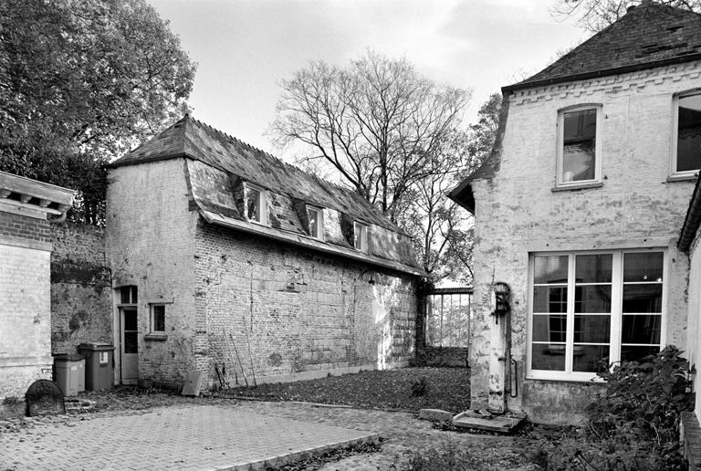 Vue des 2 pavillons, élevés en fond de cour, probablement avec les grès du rempart.
