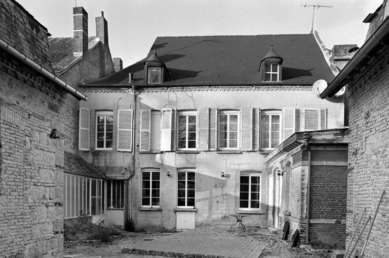 Vue de la façade sur cour du logis.