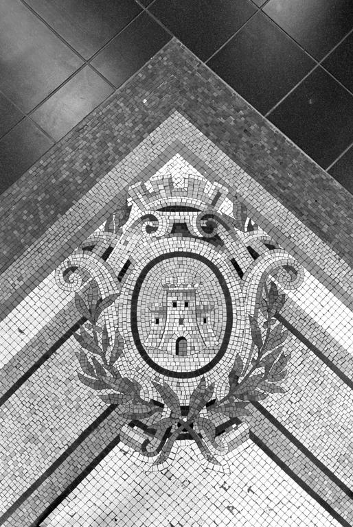 Détail de la mosaïque du vestibule : représentation des armes de Vervins.