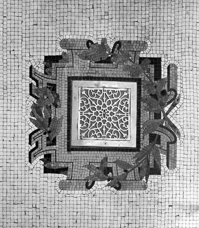 Détail de la mosaïque du vestibule, encadrant la grille du chauffage.