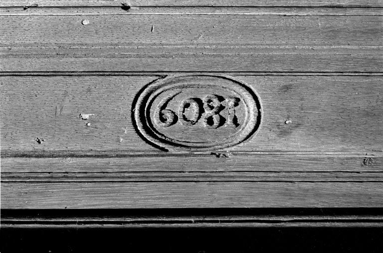 Détail du manteau de cheminée daté 1809.
