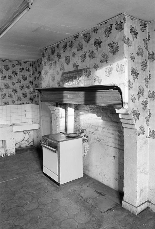 Vue de l'ancienne cuisine de la ferme avec sa cheminée datée 1809.