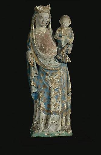 Vue d'ensemble, de face, de la statue en calcaire, datant du 14e siècle.